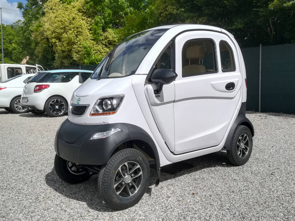 auto-senza-patente-per-anziani-minicar-freedom-uno-bianco-scooter-anziani-disabili_1