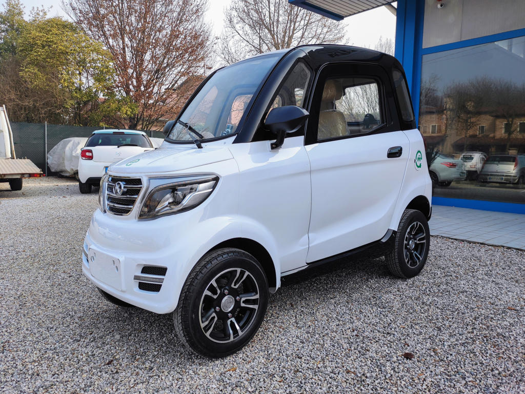 auto-elettriche-per-disabili-anziani-senza-patente-freedom-due-bianco-nero_1