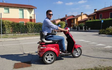 LO SCOOTER ELETTRICO PER DISABILI PUÒ CIRCOLARE SU STRADA