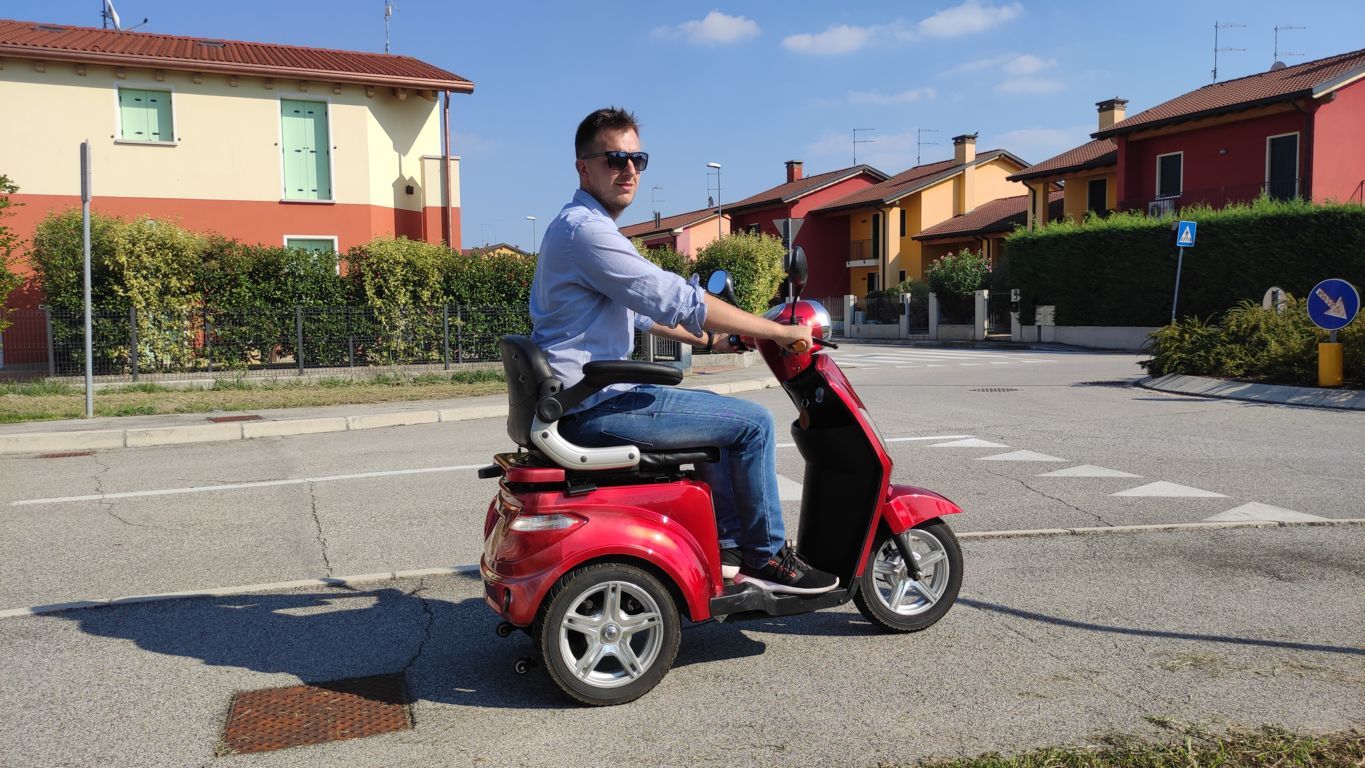 LO SCOOTER ELETTRICO PER DISABILI PUÒ CIRCOLARE SU STRADA