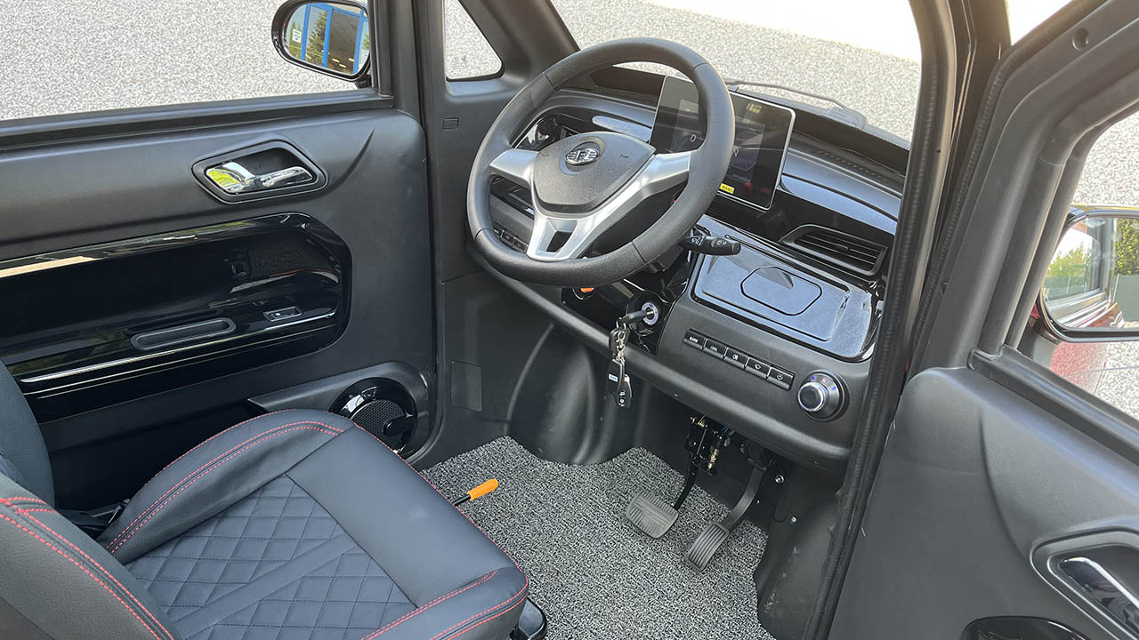 scooter-elettrico-cabinato-freedom-interni2