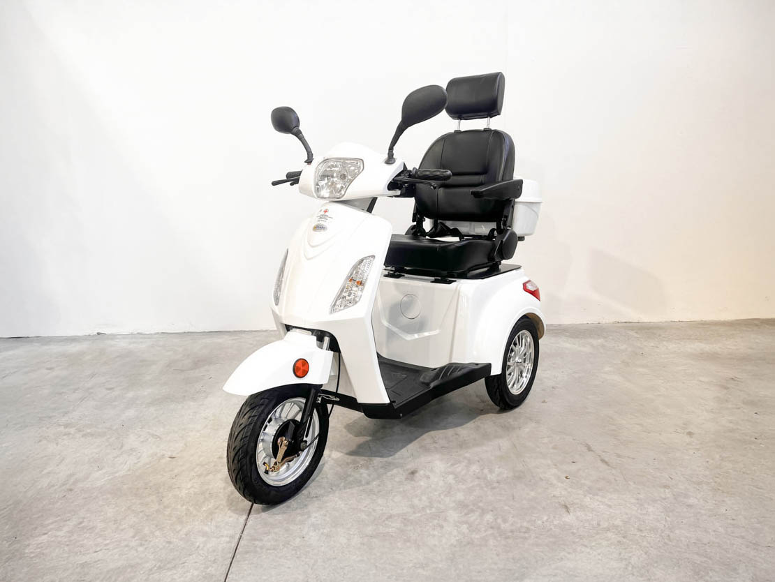 scooter-elettrico-per-disabili-anziani-freedom-tre-senior-seduta-a-poltrona